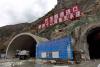 2014年12月中旬开工的拉林铁路如今正处于如火如荼的全面施工阶段，它全长435千米，将成为川藏铁路、滇藏铁路、甘藏铁路的共同路段。