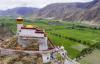西藏第一座宫殿雍布拉康与西藏第一块农田萨热索当(5月18日摄)。