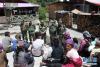 5月22日，西藏定结县发生地震后，当地群众在空旷场所临时避难。