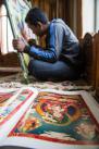 在山南市贡嘎县吉雄镇红星社区内，一名学员在接受唐卡绘画技能培训（5月17日摄）。