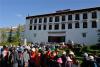5月24日，游客在布达拉宫大门前排队等候参观。