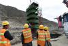 6月2日，中国中铁五局工人对雅鲁藏布江中明则特大桥最后一个桥墩进行浇筑。