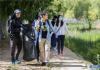 6月5日，来自香港的志愿者在拉鲁湿地国家级自然保护区周边捡垃圾。