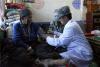 6月10日，达巴边防连军医为白玛老人测量血压。