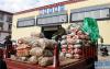 6月9日，拉萨农副产品批发市场蔬菜交易厅前的商贩。