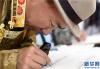 6月11日，藏文书法家在西藏图书馆“首届尼赤藏文书法精品展”上书写藏文书法。