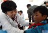 6月15日，北京安贞医院小儿心脏中心副主任顾虹教授（左）在筛查先心病患者。 
