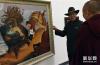 西藏牦牛博物馆馆长吴雨初（右二）向观众介绍牦牛题材的画作（6月14日摄）。