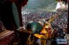 6月16日，楚布寺举行展佛活动，寺庙乐队引请佛像。