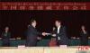 6月20日，西藏自治区常务副主席邓小刚（图左）与国务院侨务办公室副主任谭天星（图右）签署了《全国侨务援藏工作备忘录》。