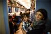 6月21日，一位来自青海的藏族妈妈抱着孩子在Z917次青藏铁路列车内玩耍。