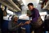 6月21日，在Z917次青藏铁路列车上，两名藏族乘客准备拌糌粑。