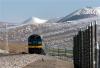 一列进藏列车经过昆仑山冻土热棒试验区（2007年6月13日摄）。青藏铁路建设工程采取热棒、碎石护坡等多种技术措施有效保护了沿线冻土环境。　　 2006年7月1日，在昔日文成公主进藏的长途路上，青藏铁路通车，被誉为“天路”。 这条世界上海拔最高、线路最长的高原铁路今年“10岁”了。10年来，这条“天路”犹如吉祥“哈达”，载着雪域儿女驶向幸福梦想的彼岸。 新华社记者 侯德强 摄