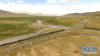 青藏铁路列车经过藏北草原（6月21日摄）。
