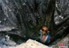 2005年5月，工人在海拔5000米以上的唐古拉山下挖基坑。