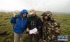 6月29日，在海拔4600余米的长沙贡玛国家级自然保护区一处湿地，中科院东北地理研究所研究员、湿地国际中国办事处主任陈克林（右一）和湿地专家法伊扎尔·帕尔什（左）、约翰·豪斯（中）在考察湿地。新华社记者 江宏景摄