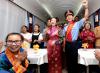 7月3日，Z164次列车乘务员和藏族高中生在车厢内举行联欢活动。