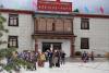 在西藏“民主改革第一村”——山南克松村和拉萨曲水县达嘎乡的精准扶贫搬迁点，境外人士走进藏族居民家中，了解当地人的生产和生活情况。