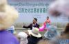 7月12日，志愿者在2016年春雨工程江西文化志愿者西藏行“赣南采茶歌舞”专场演出中表演。 