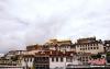 松赞林寺是云南最大的藏传佛教寺庙群落，还是滇西北一带的黄教中心，被誉为“小布达拉宫”。该寺依山而建，外形犹如一座古堡，集藏族造型艺术之大成，有“藏族艺术博物馆”之称。7月26日，“2016寰行中国——秘境瑰宝”别克·中国文化之旅抵达第二站香格里拉，探访这里的自然风光、人文风情和宗教文化。 中新社记者 侯宇 摄