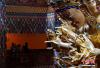 7月26日，“2016寰行中国——秘境瑰宝”别克·中国文化之旅抵达云南省迪庆藏族自治州香格里拉市，参观高达21米的时轮金刚佛造像。 中新社记者 侯宇 摄