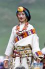 7月26日，身着传统服饰的藏族姑娘在巴塘草原上。