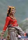 7月26日，身着传统服饰的藏族姑娘在巴塘草原上。