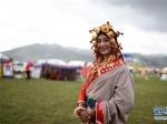 藏族青年盛装漫步草原上演