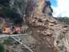 7月26日，武警交通二支队官兵在川藏公路觉巴山段塌方路段现场抢通道路（手机拍摄）。 