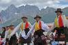 7月26日，甘孜县藏族同胞载歌载舞欢庆传统“迎秋节”。