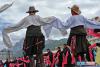 7月26日，甘孜县藏族同胞载歌载舞欢庆传统“迎秋节”。