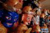 这是索登制作的藏戏面具（7月7日摄）。新华社记者 王迪 摄