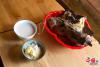  阿扎为记者准备了民族特色浓郁的早餐，一盆风干的牦牛肉，一碗刚挤回来的牦牛奶做的奶茶，一碗“咖的”（由糌粑、酥油、奶渣子和白砂糖混合而成）。中国网记者 董宁摄影