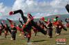 扎溪卡草原上藏族同胞跳起欢快的舞蹈。《牧人谣》、《英雄韵》、《鱼水情深》、《腾飞之梦》、《情洒扎溪卡》响彻在太阳部落每个角落。 刘忠俊 摄