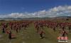草原上藏族同胞跳起欢快的歌舞。 刘忠俊 摄