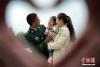 图为武警西藏边防总队吉隆边防检查站司令部勤务中队中队长张振兴带着自己的妻子和女儿在部队营区内玩耍。 通讯员 吉隆 摄