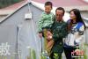 图为武警西藏边防总队吉隆边防检查站政治处主任孟晓只带着自己的爱人和儿子在部队营区散步。 通讯员 吉隆 摄