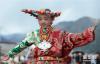 8月4日，一名牧民孩子在秀藏族服饰。