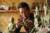 图为达瓦扎巴从小跟着父亲尼玛学习铜铸，如今开办的小厂已有16名工人，年收入50多万元。刘忠俊 摄