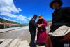 巡查途中，有藏族群众向都成勇咨询有关事宜。