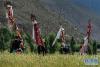 西藏山南市乃东区结巴乡桑嘎村的望果节上，村民们在转田后的祈福仪式上。达娃 摄