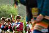 西藏山南市乃东区结巴乡桑嘎村的望果节上，村民们在转田。达娃 摄