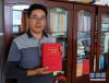 8月12日，词典主编、西藏人民出版社编辑道帏·才让多杰在办公室翻阅《现代藏语词典》，这本词典下面分别是它的审定版(白色封面)和初审版(绿色封面)。　　由西藏人民出版社历时8年时间编纂而成的《现代藏语词典》日前出版发行，成为西藏出版的首部综合性现代藏语词典。记者从西藏人民出版社了解到，这部《现代藏语词典》共收录了8万余个词条，除了常用的词汇，还收录了较为普遍使用的新词术语、部分梵文词汇以及西藏历史档案中的公文术语等，适合小学至大学乃至研究者等使用。词典约240万字，近2300页。　　新华社记者 晋美多吉 摄