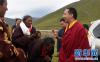 8月7日，班禅在嘉黎县一处夏季牧场给牧民摸顶赐福。