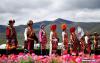 图为藏族同胞展示自己的民族服饰。 刘忠俊 摄
