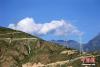 图为22日，位于四川巴塘县竹巴笼乡高山上的川藏电力联网检修现场。中新社记者 曹志刚 摄