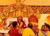 8月21日，喇嘛岭寺高僧向班禅敬献佛像。喇嘛岭寺完全遵照藏传佛教坛城的布局所设计，属宁玛派寺庙。 李林 摄