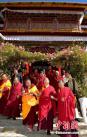 8月19日，中国佛教协会副会长班禅额尔德尼·确吉杰布来到错松寺礼佛。 李林 摄