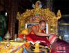 8月19日，班禅为错松寺僧人摸顶赐福。错松寺在藏语中意为“湖中城堡”，属宁玛派寺庙，距今已有1300多年历史。 李林 摄