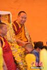 8月21日，班禅在喇嘛岭寺为信众摸顶赐福。 李林 摄